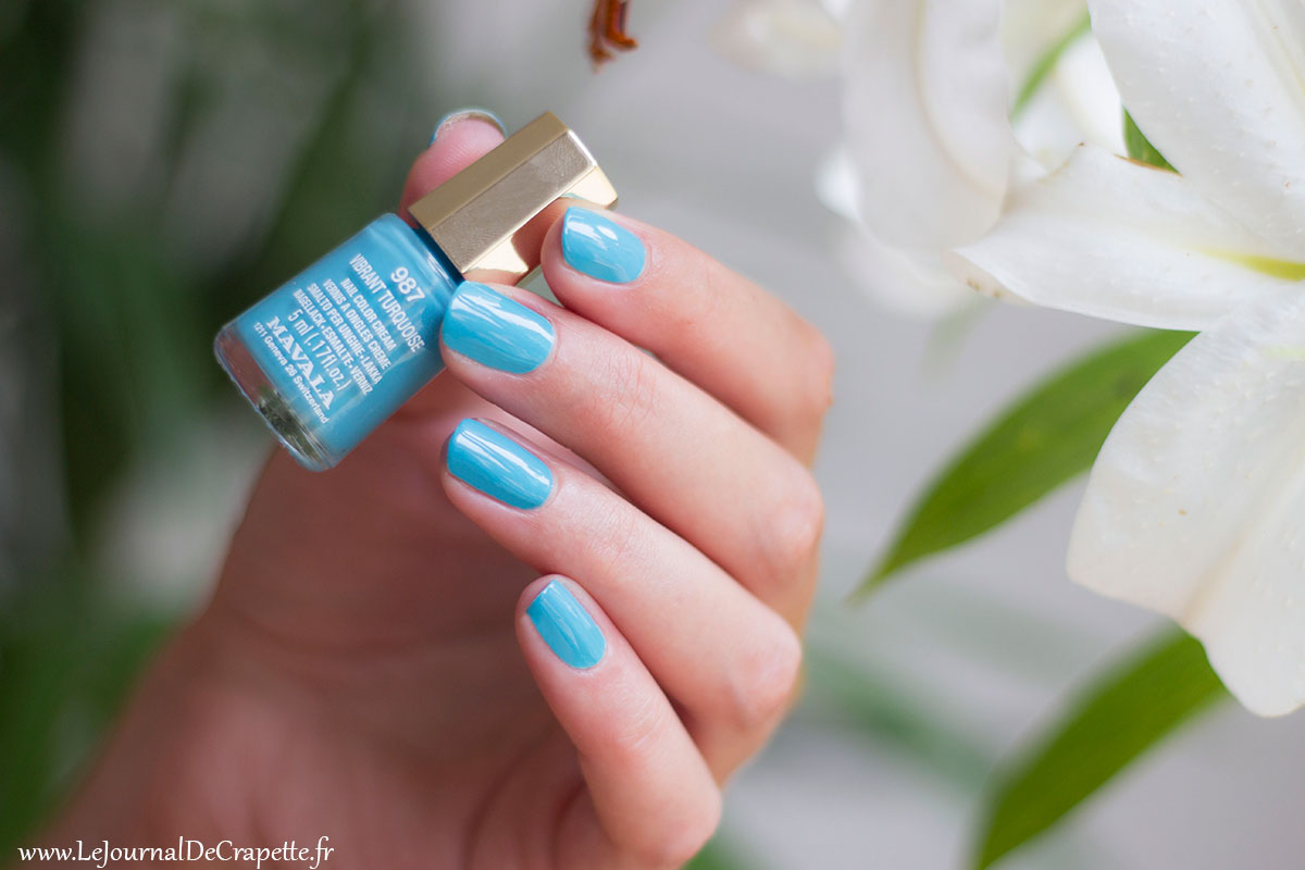 Vibrant turquoise swatch mavala